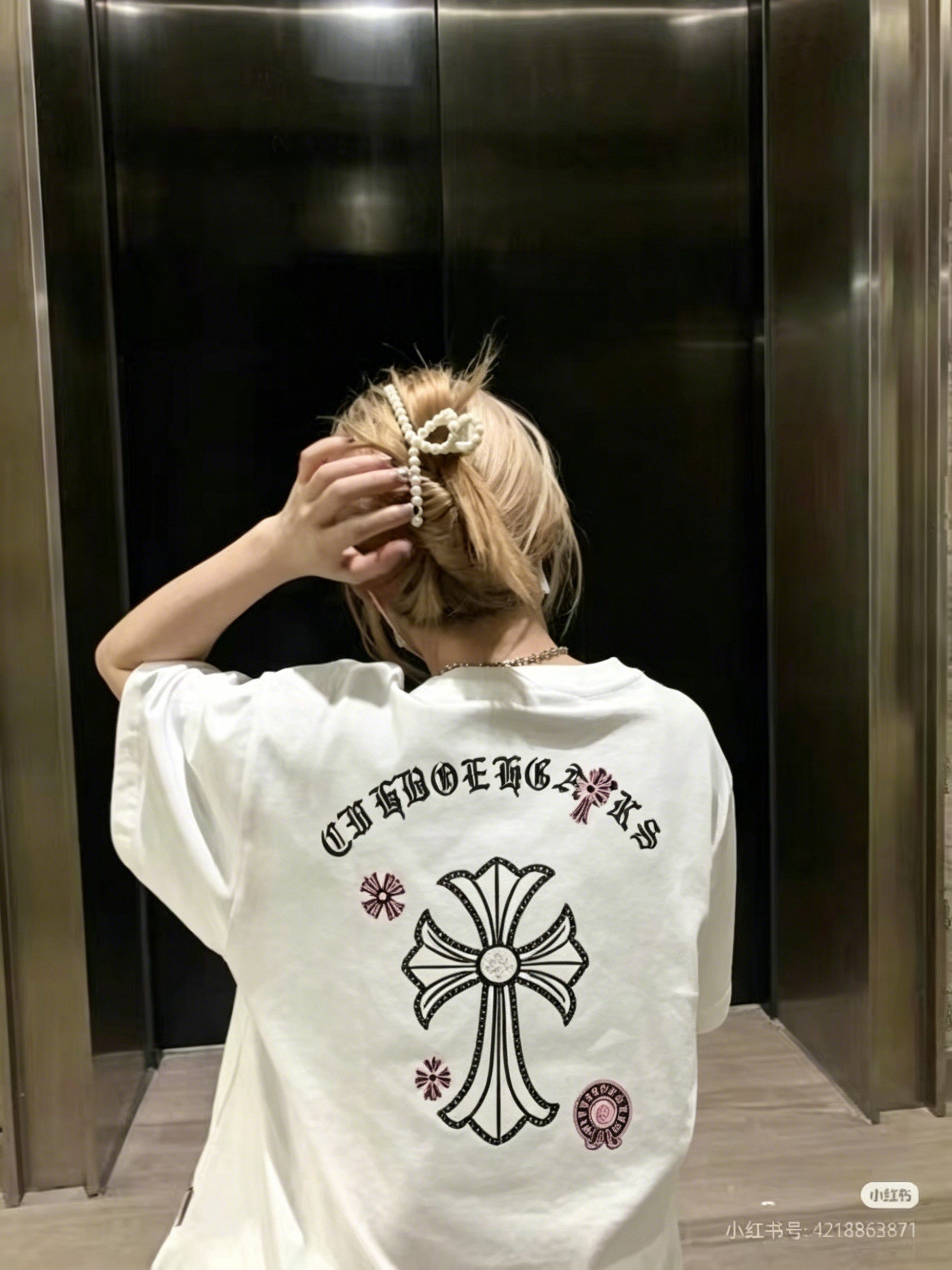 Chrome Hearts Gothic Cross Embroidered Tee - White with Pink Accents h160 