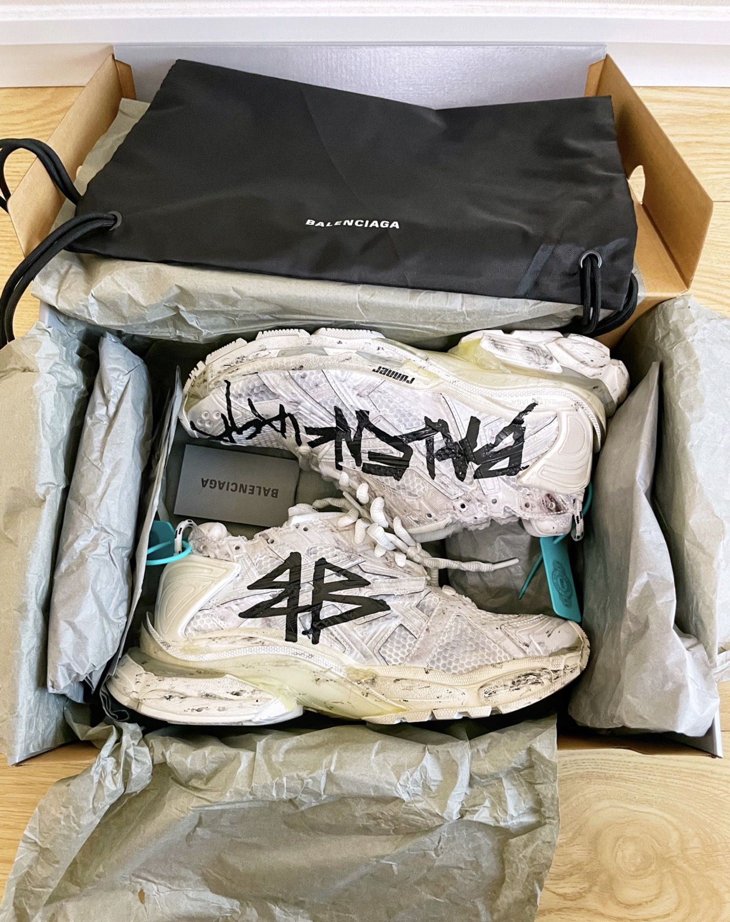 Balenciaga Runner White And Black Characters 677402 W3RBQ 9010  review LiLFloaty 01