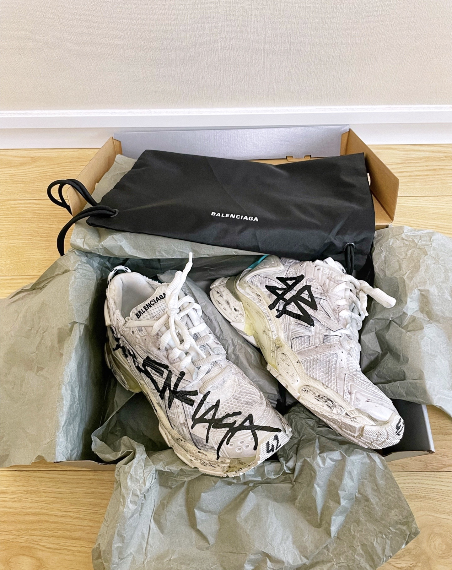 Balenciaga Runner White And Black Characters 677402 W3RBQ 9010  review LiLFloaty 02