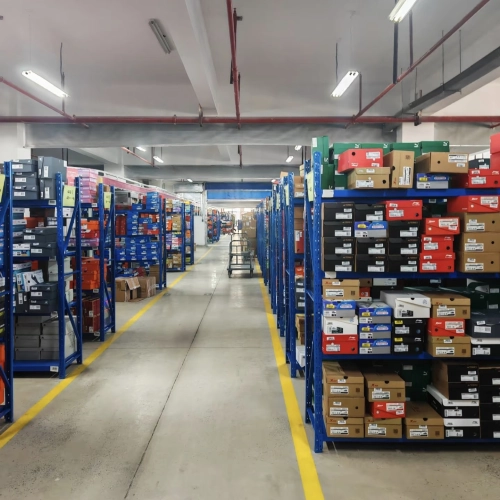 📦 Inside the SneakerApex Warehouse