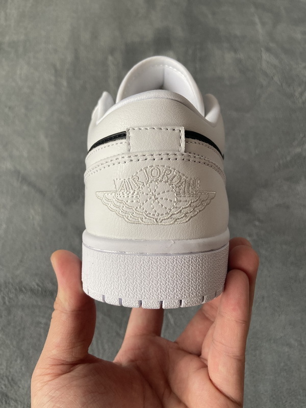 Air Jordan 1 Low Panda DC0774-100