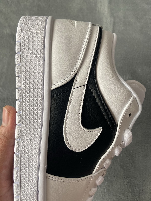 Air Jordan 1 Low Panda DC0774-100