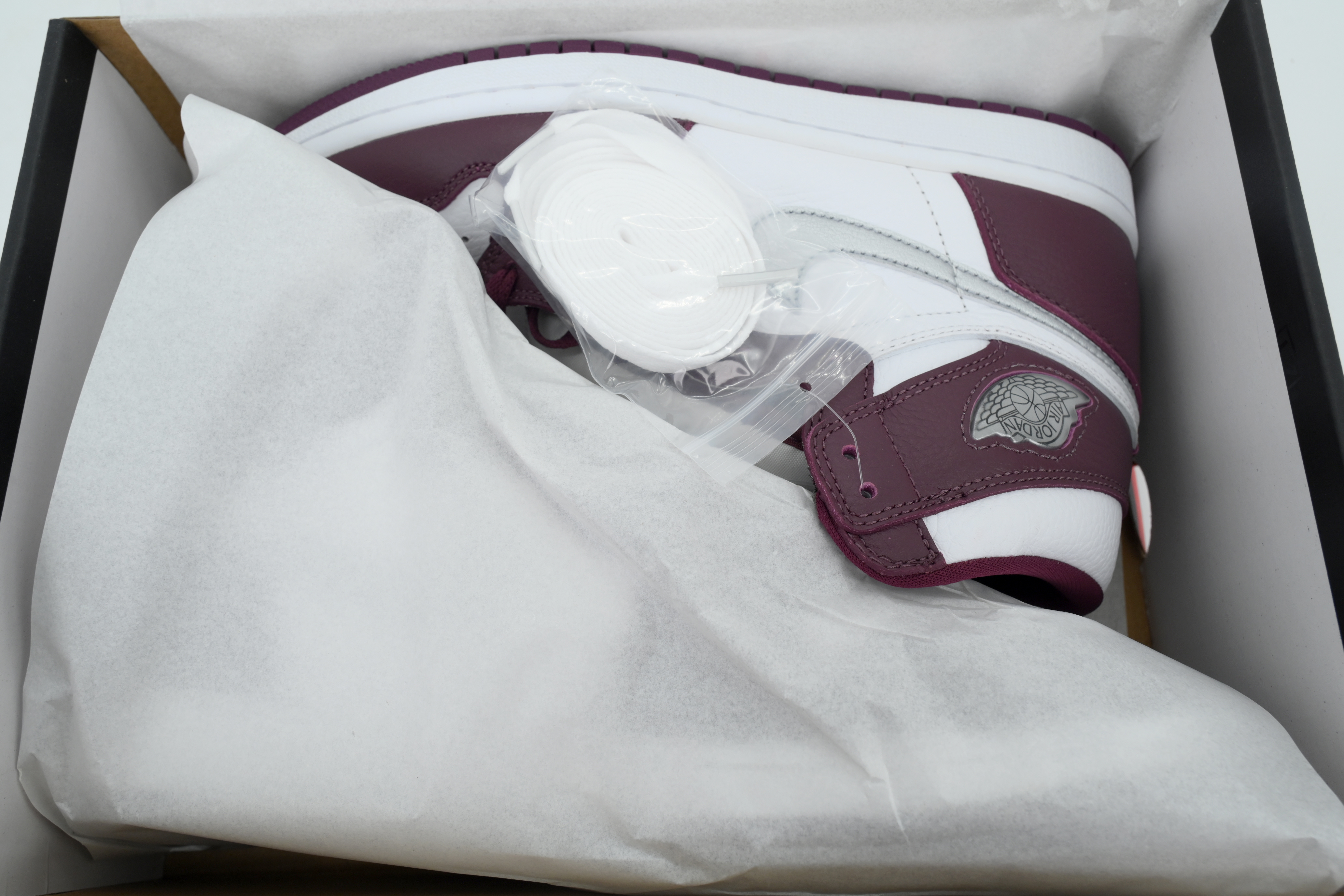 Air Jordan 1 Retro High OG 'Bordeaux' 555088-611