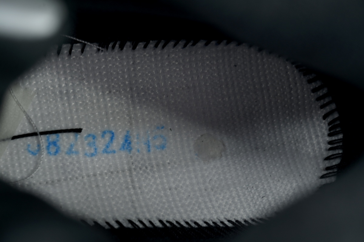 Air Jordan 5“Black Metallic Reimagined" HF3975-001
