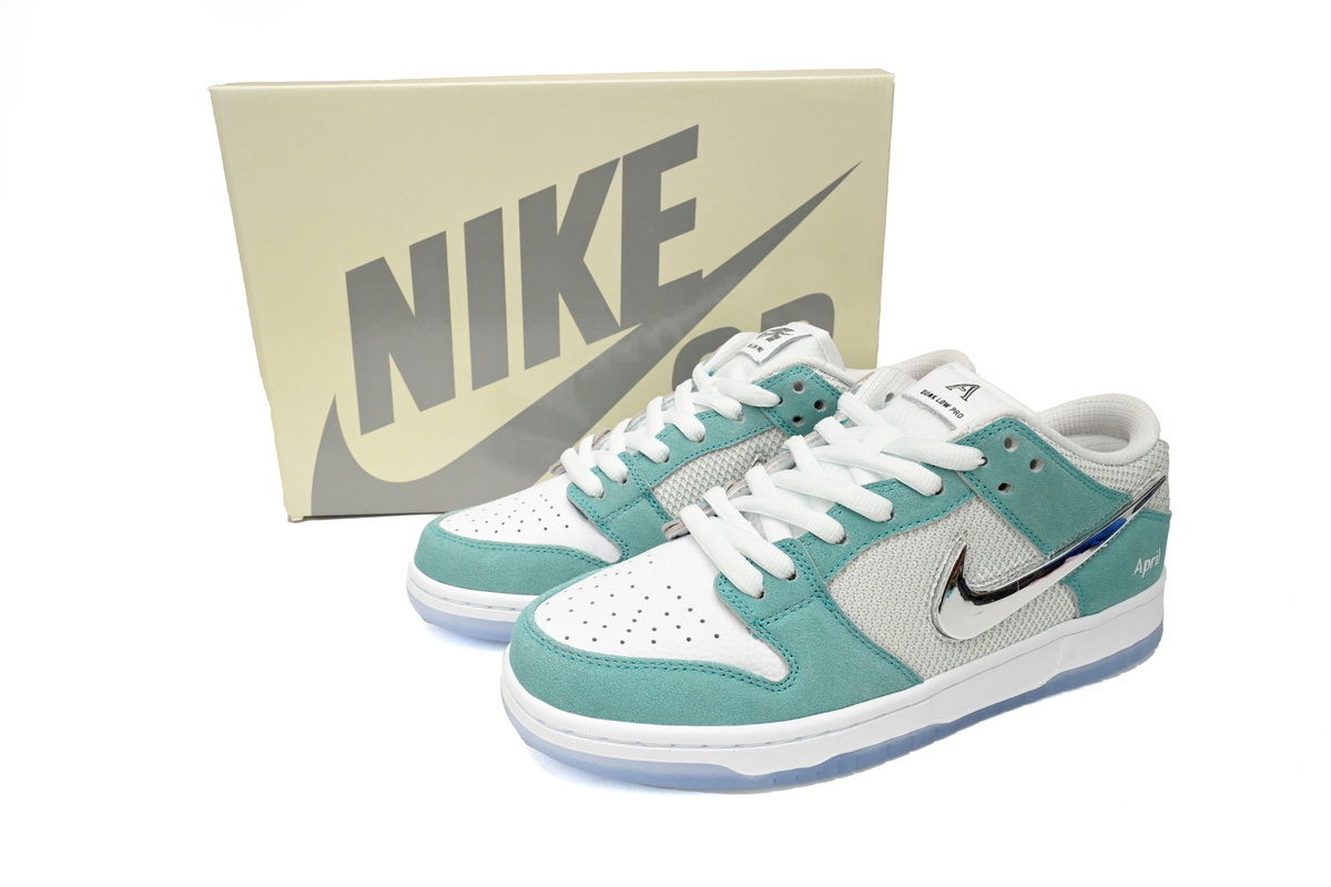 APRIL SKATEBOARDS × Nike Dunk SB Low Frozen Roses FD2562-400