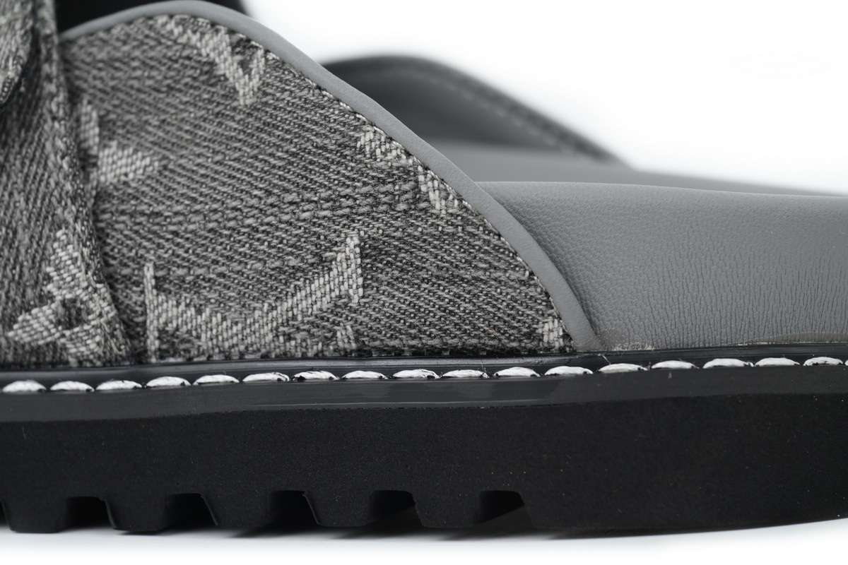 LOUIS VUITTON Cosy Comfort Grey Slippers 1AGVN8