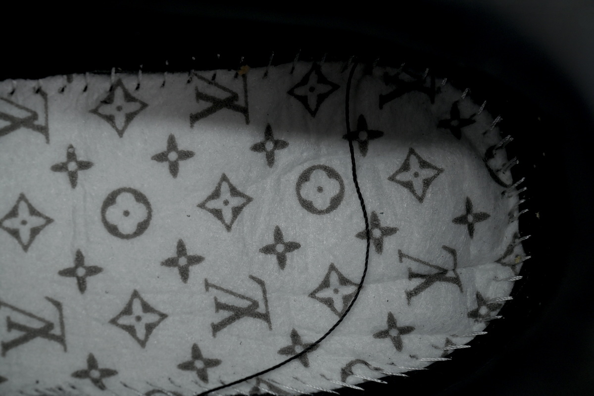 LOUIS VUITTON Skate All Black Diamond Surface 1ADHHA