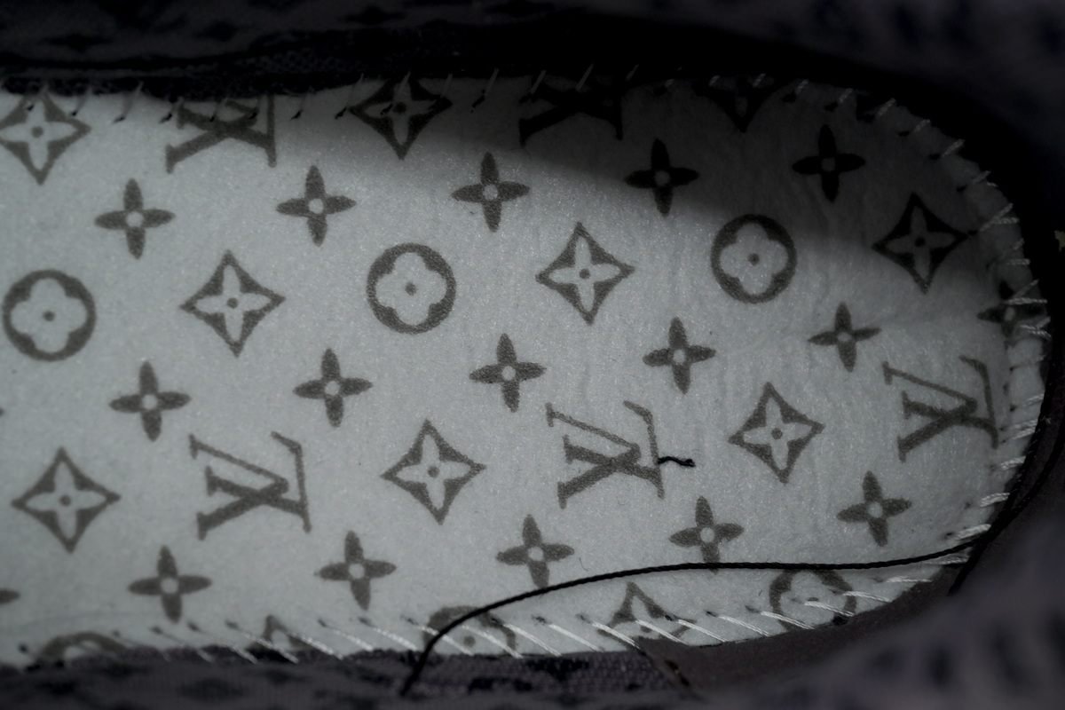LOUIS VUITTON Skate Blackwater Diamond 1ABMHV