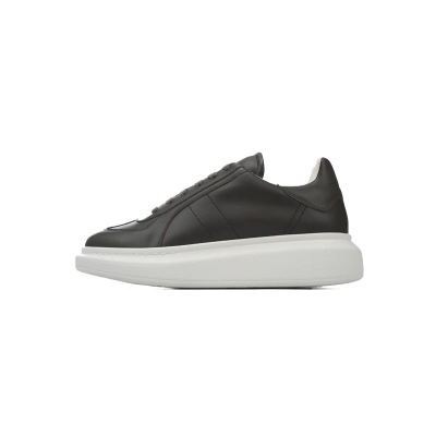 Alexander McQueen Sneaker Black and White 85730342 01