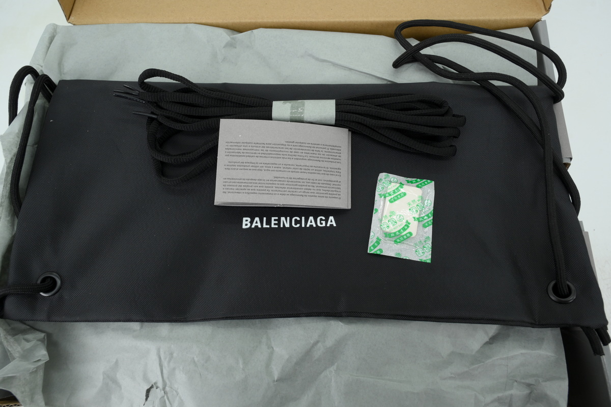 Balenciaga Defender Black 685613 W2RA6 1000