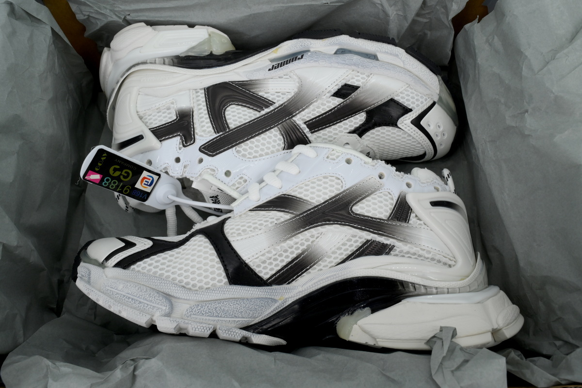 Balenciaga Runner Sneaker Gradient - White Black 772774 WRUNG 9010