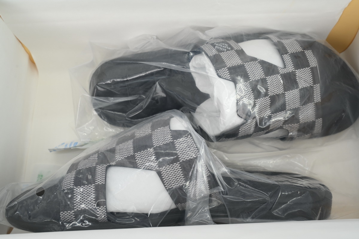 Louis Vuitton Slippers Oasis Black and White Check 1ABFPS