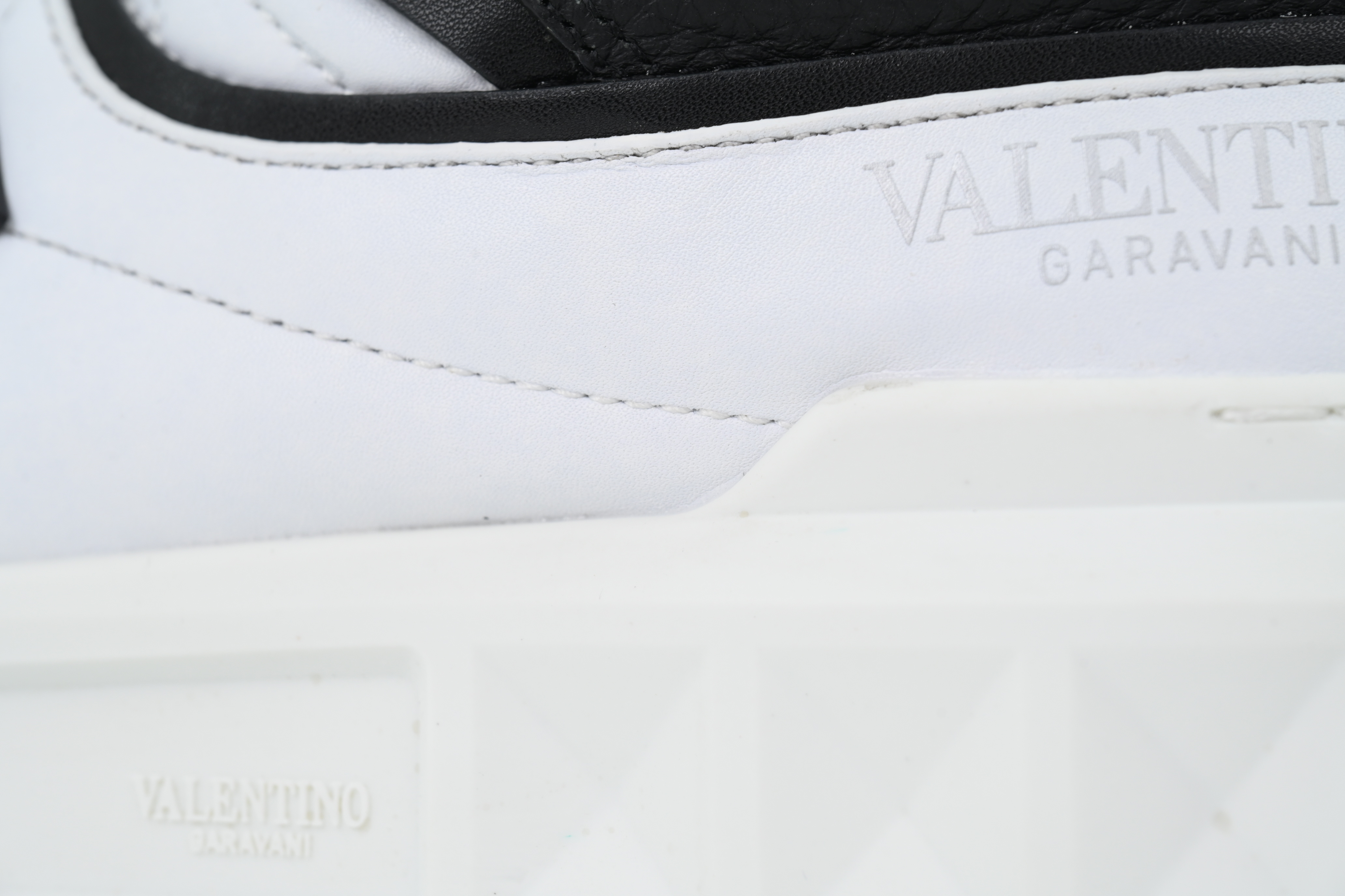 Valentino ONE STUD XL Nappa Leather Low-Top Sneaker White Black 4Y2S0G37XTM0NI