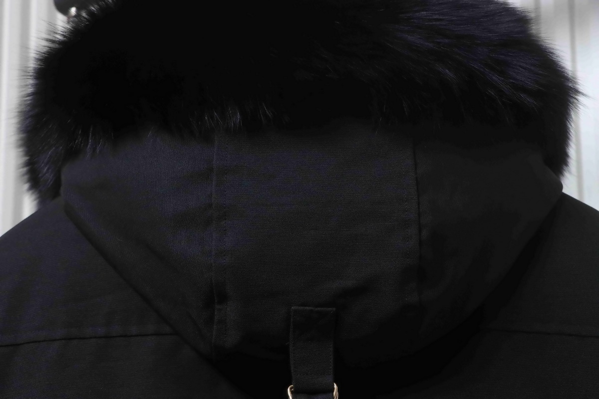 Moose Knuckles 03 Gold Scissors Black Short Down Jacket