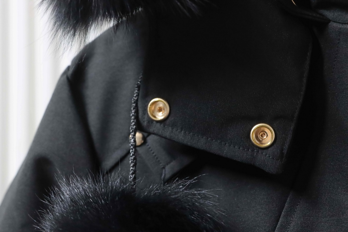 Moose Knuckles 03 Gold Scissors Black Short Down Jacket