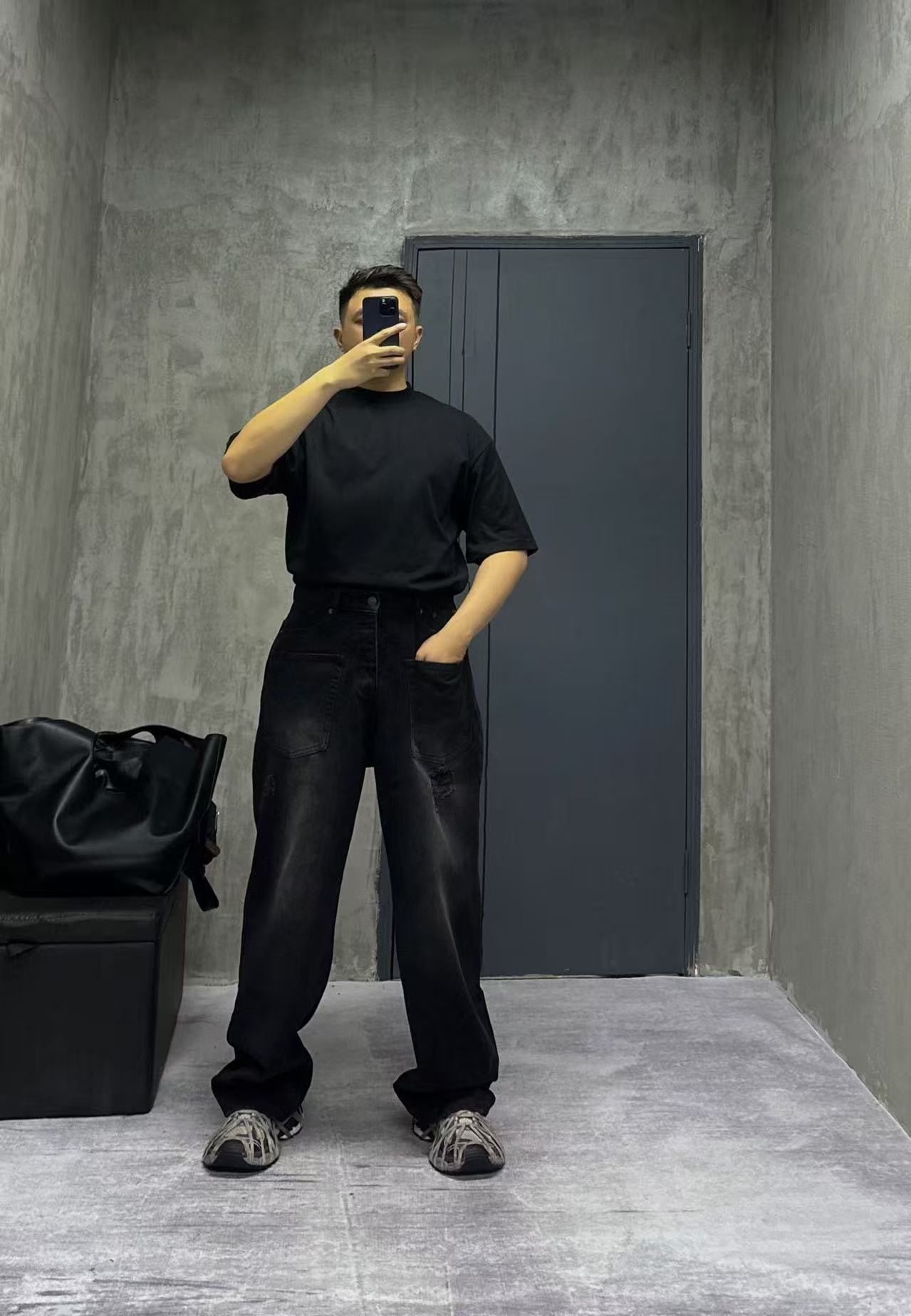 Balenciaga 24SS New Reverse Jeans Black Washed Ripped Detail Jeans