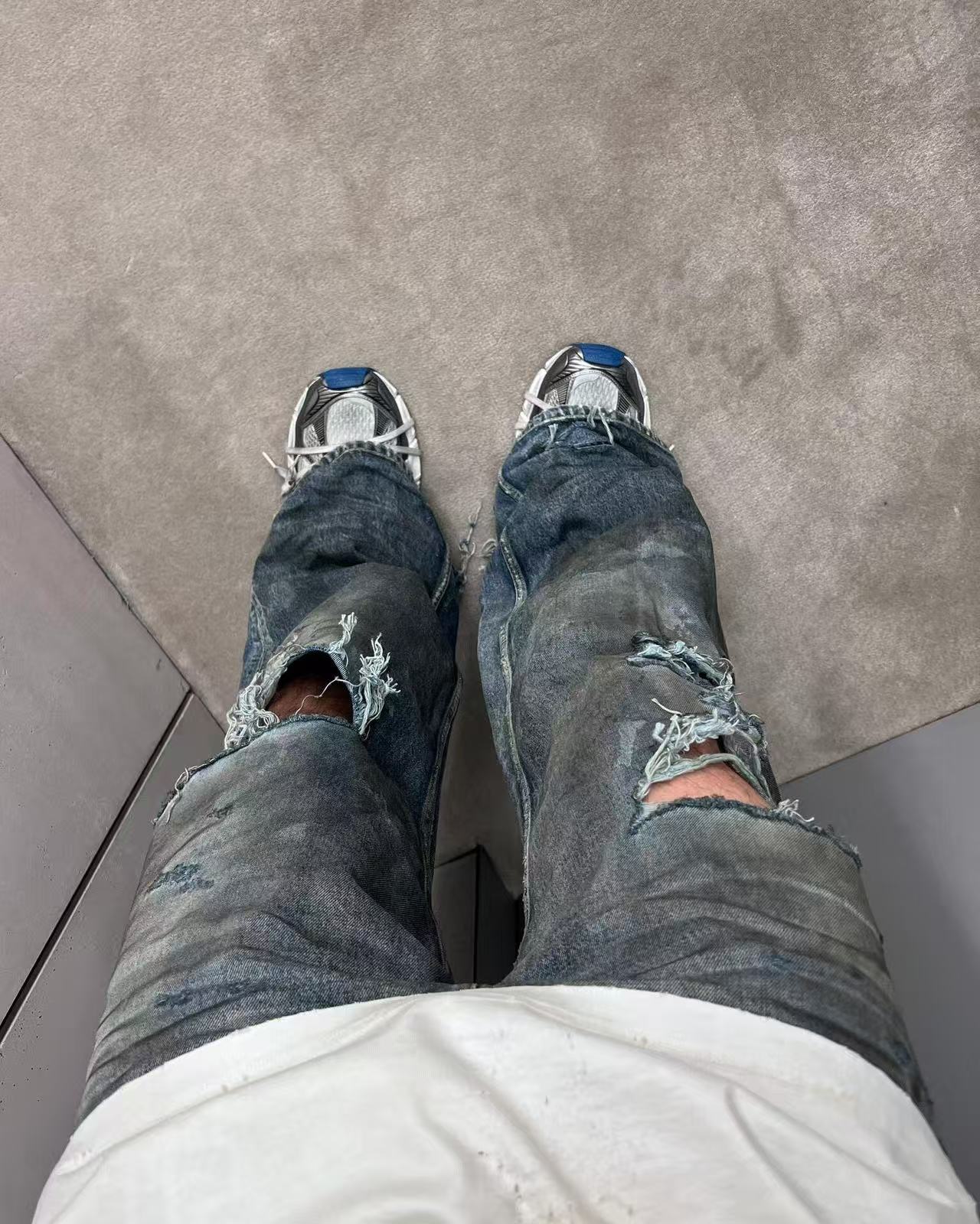 Balenciaga 25FW Destroyed Jeans Style 2