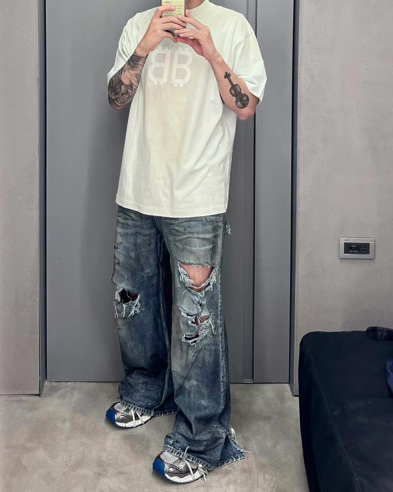Balenciaga 25FW Destroyed Jeans Style 2