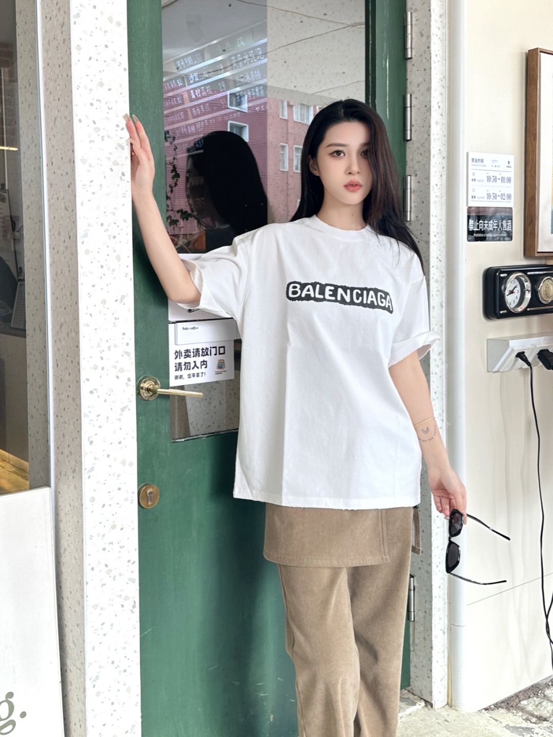 Balenciaga Letter Graffiti Print Ripped Short Sleeve T-Shirt Style 1