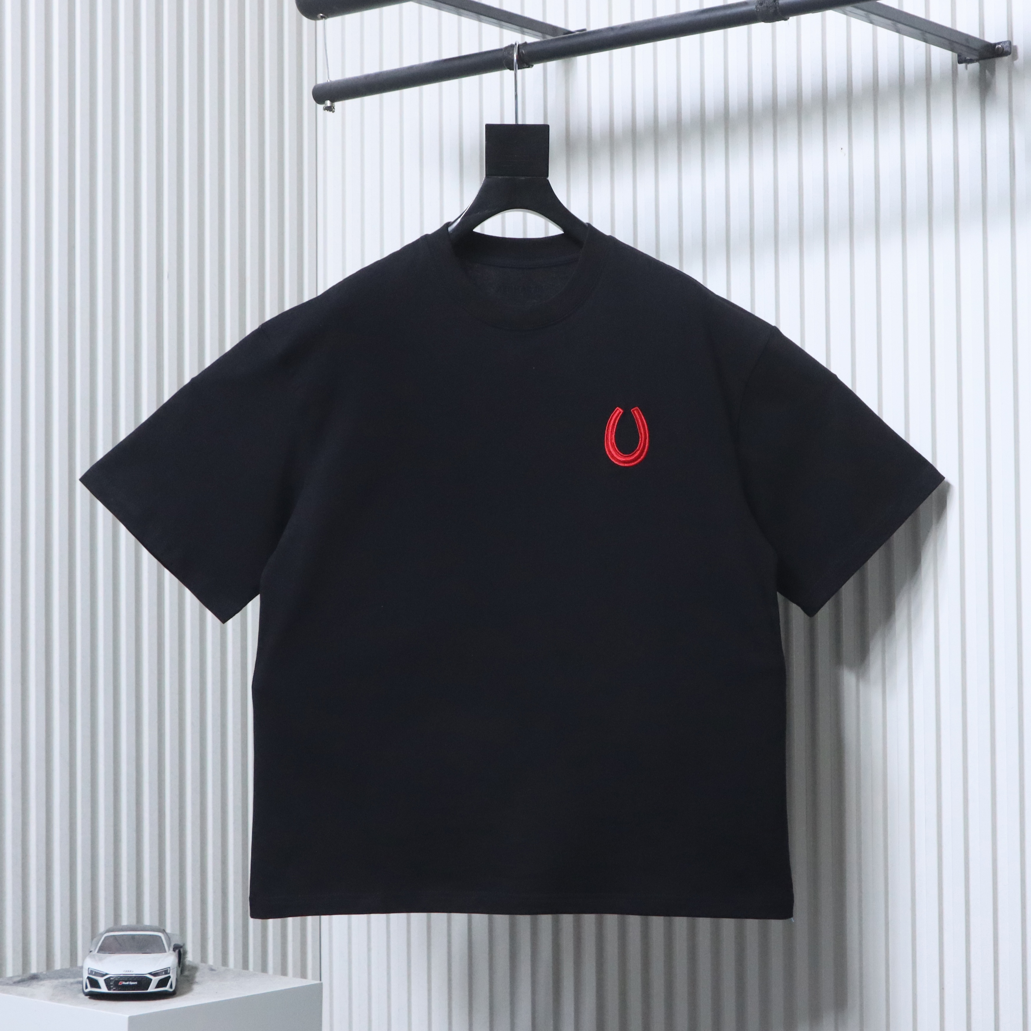 Jil Sander-Style Minimalist Red Horseshoe Logo Embroidered Short Sleeve T-Shirt Style 1