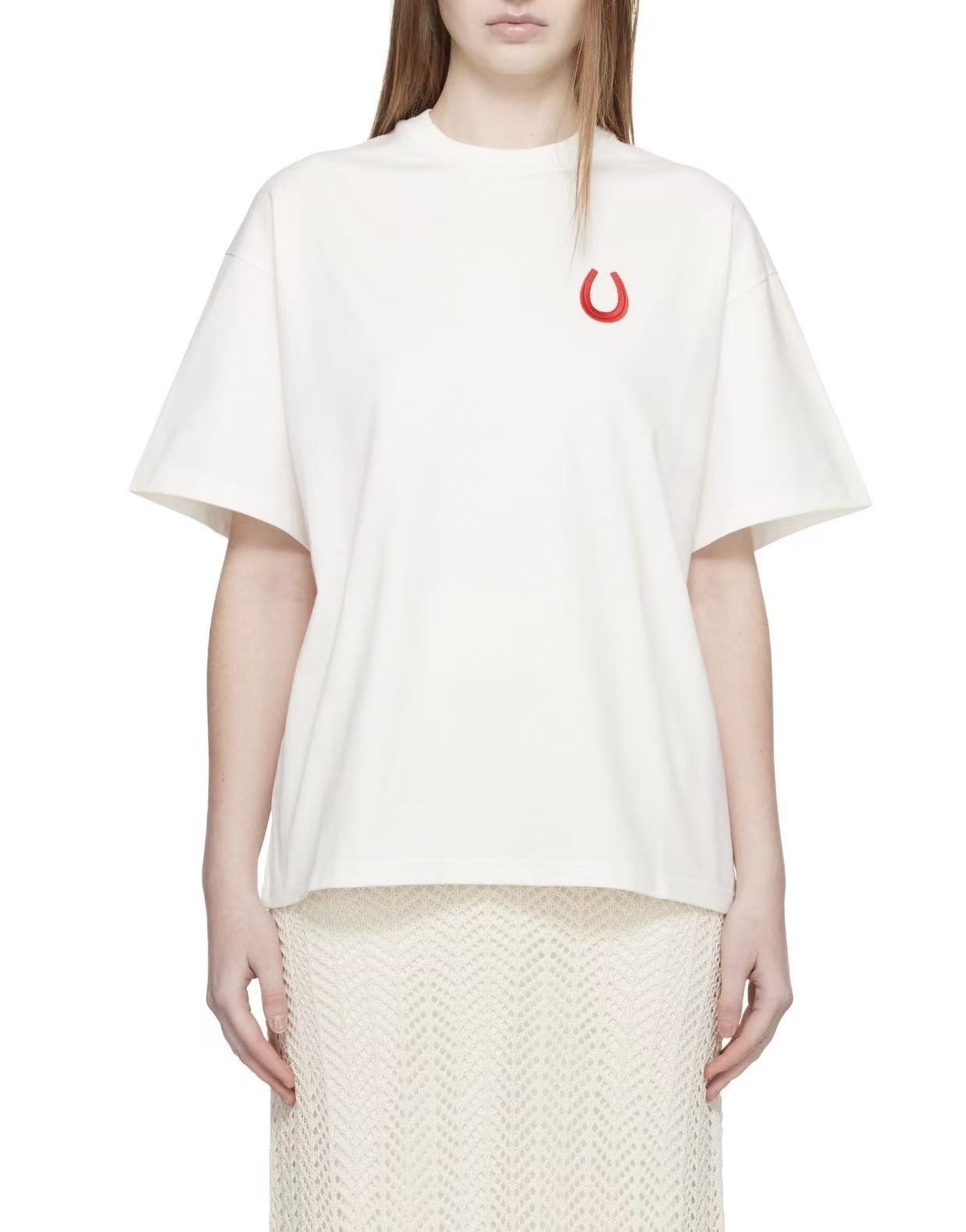 Jil Sander-Style Minimalist Red Horseshoe Logo Embroidered Short Sleeve T-Shirt Style 2