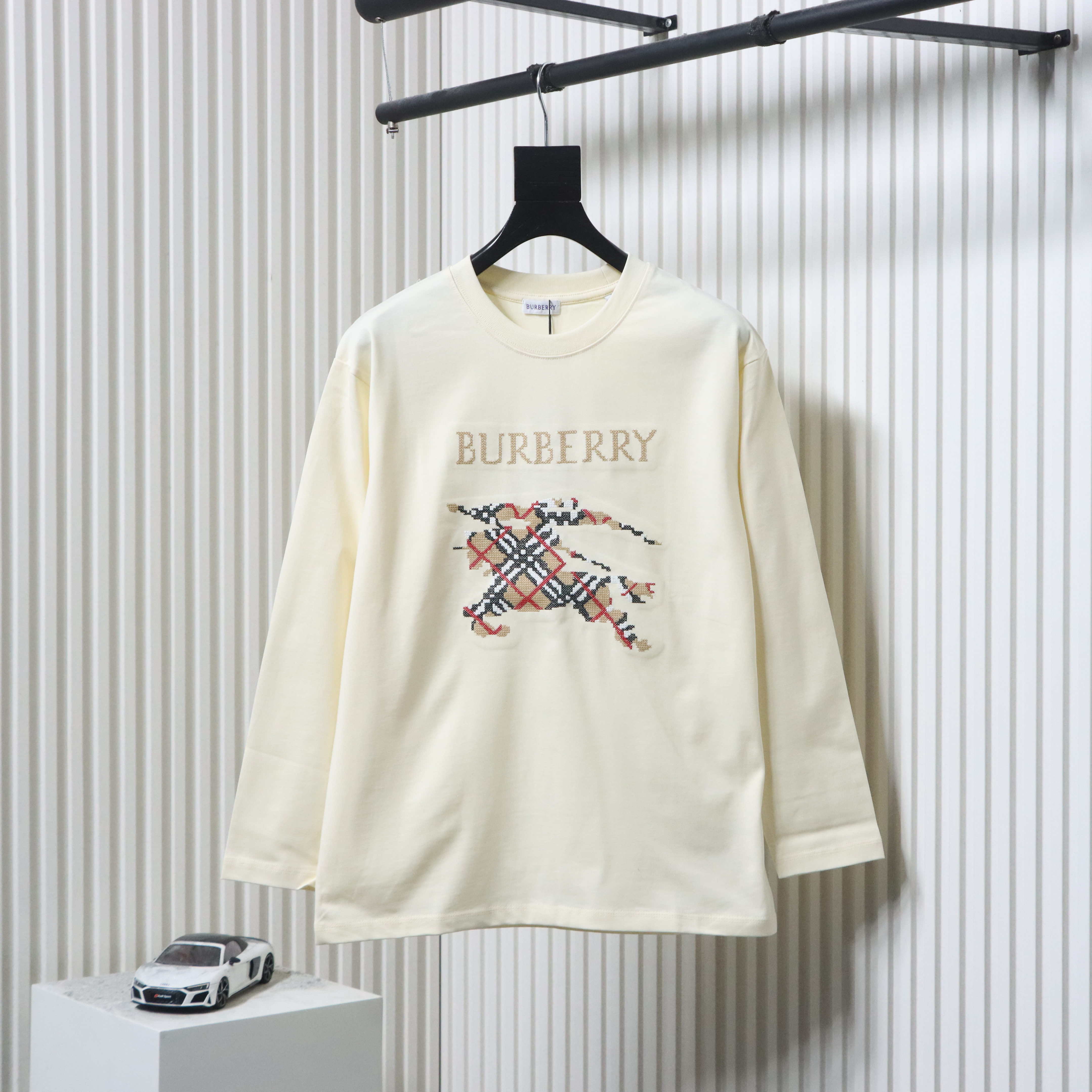 BURBERRY 25FW Check Equestrian Embroidery Long Sleeve T-Shirt Style 2