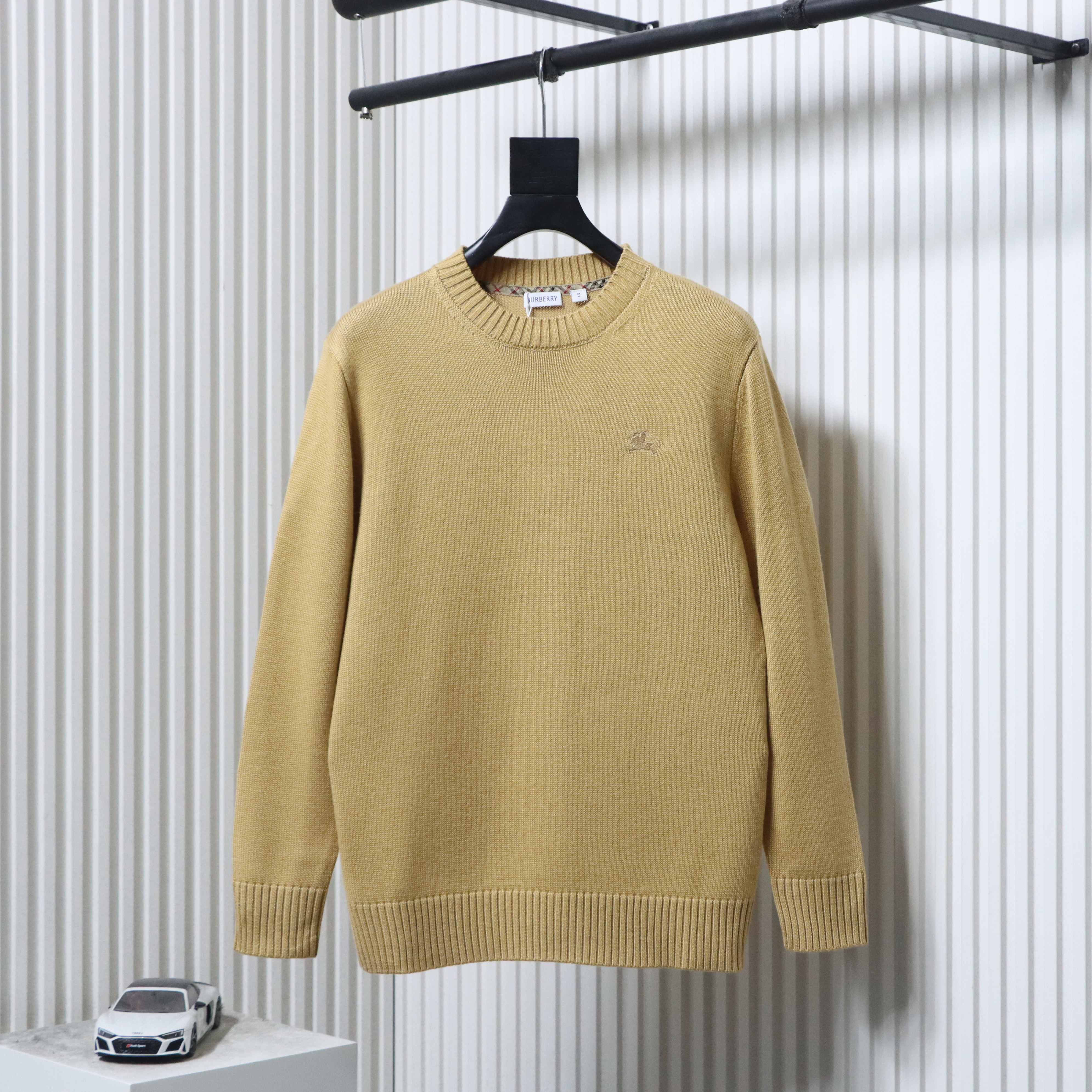 BURBERRY 25FW Equestrian Embroidery Crew Neck Sweater Style 2