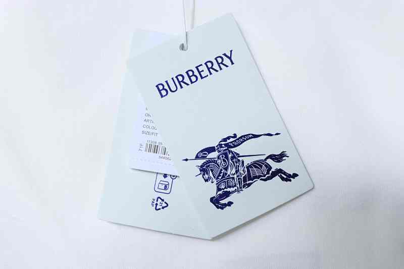 BURBERRY Gothic Embroidery Short Sleeve T-Shirt Style 3