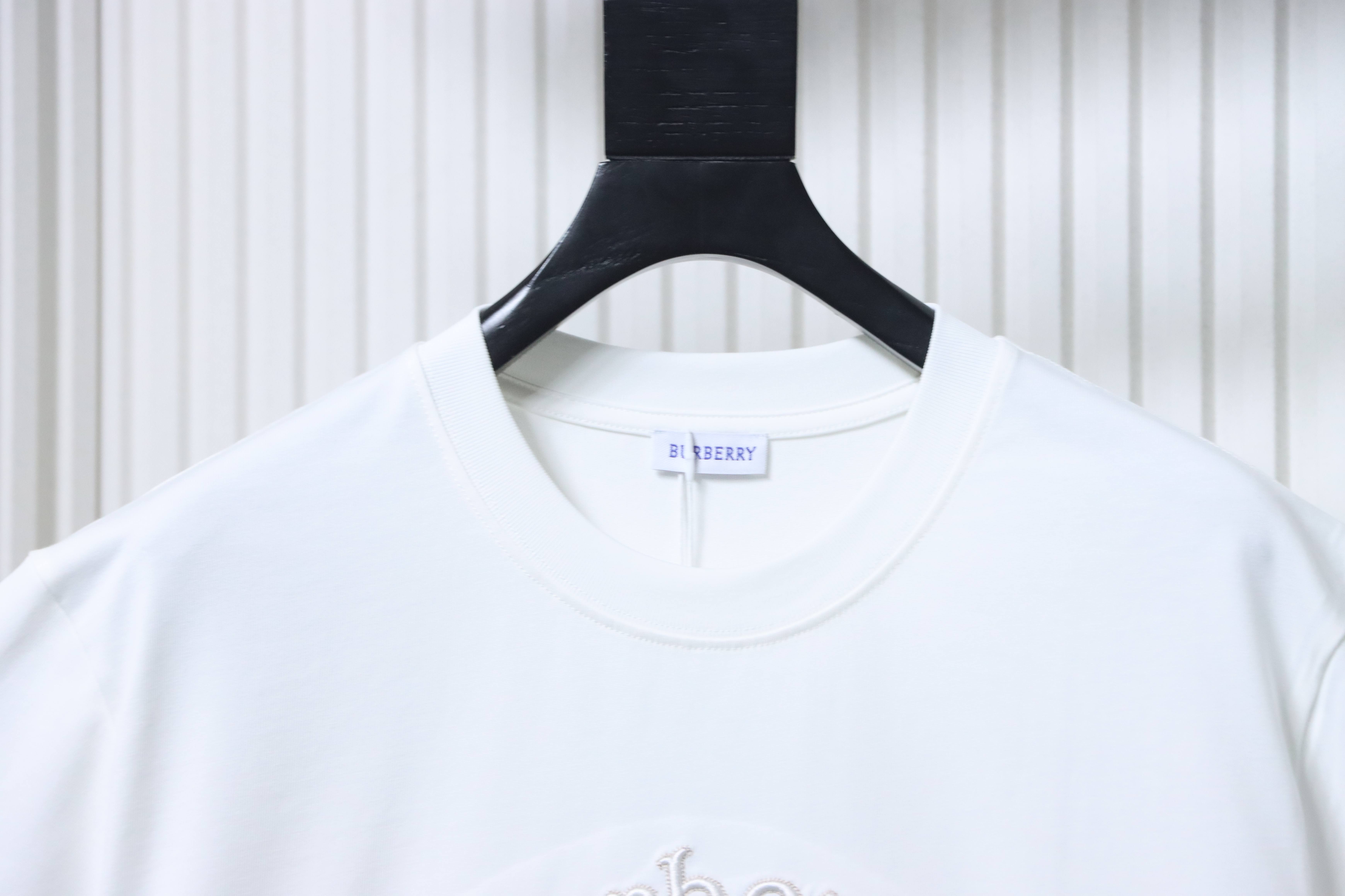 BURBERRY Gothic Embroidery Short Sleeve T-Shirt Style 3