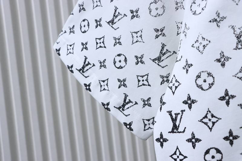 LOUIS VUITTON 24SS Monogram Print Gradient Logo Short Sleeve T-Shirt Style 1