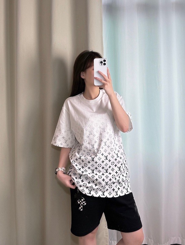 LOUIS VUITTON 24SS Monogram Print Gradient Logo Short Sleeve T-Shirt Style 1