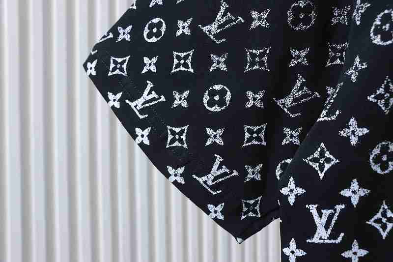 LOUIS VUITTON 24SS Monogram Print Gradient Logo Short Sleeve T-Shirt Style 2