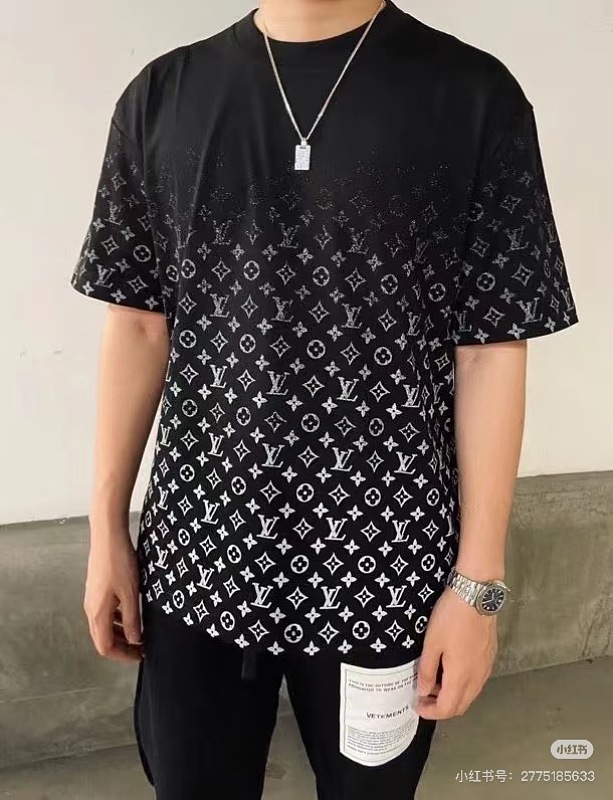 LOUIS VUITTON 24SS Monogram Print Gradient Logo Short Sleeve T-Shirt Style 2