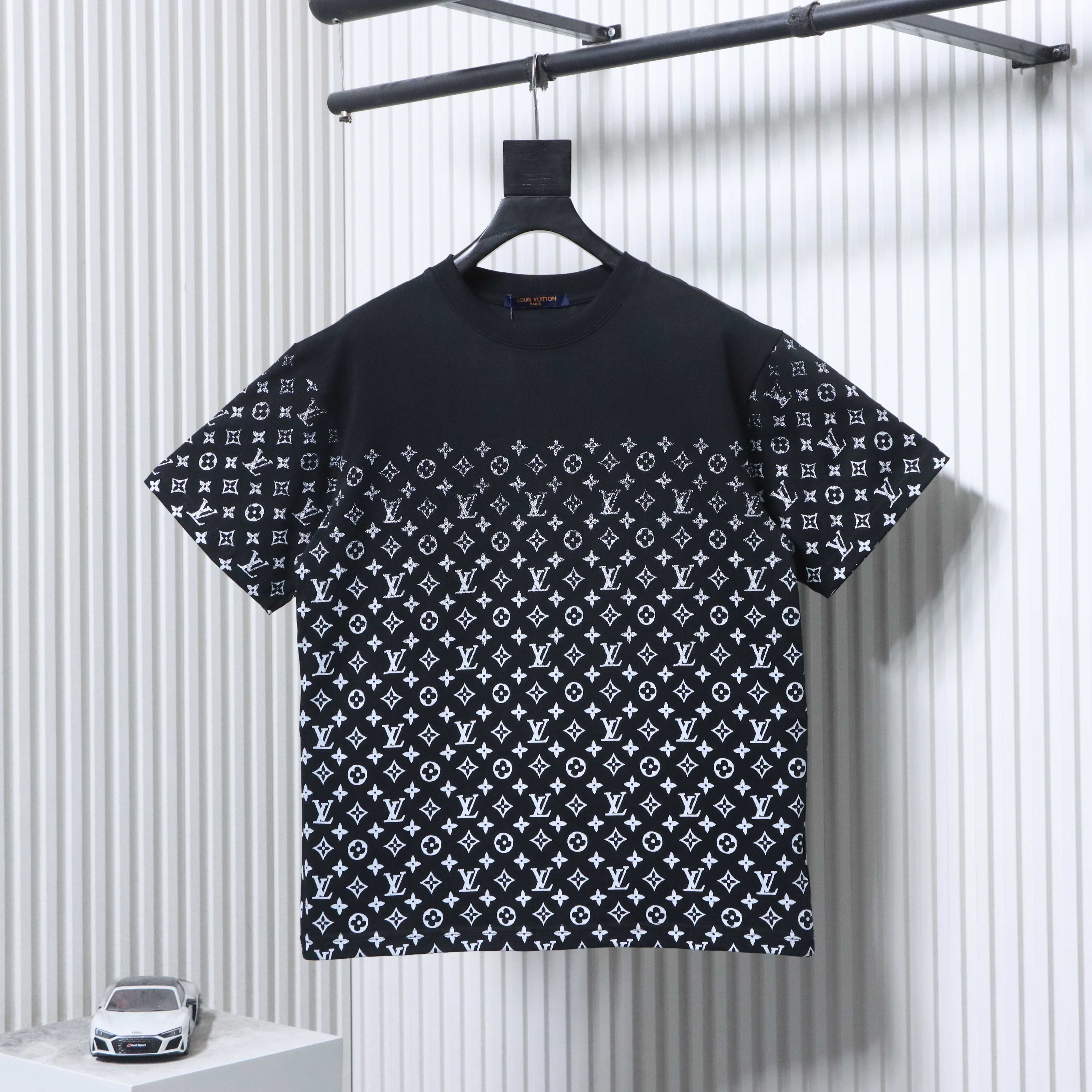 LOUIS VUITTON 24SS Monogram Print Gradient Logo Short Sleeve T-Shirt Style 2