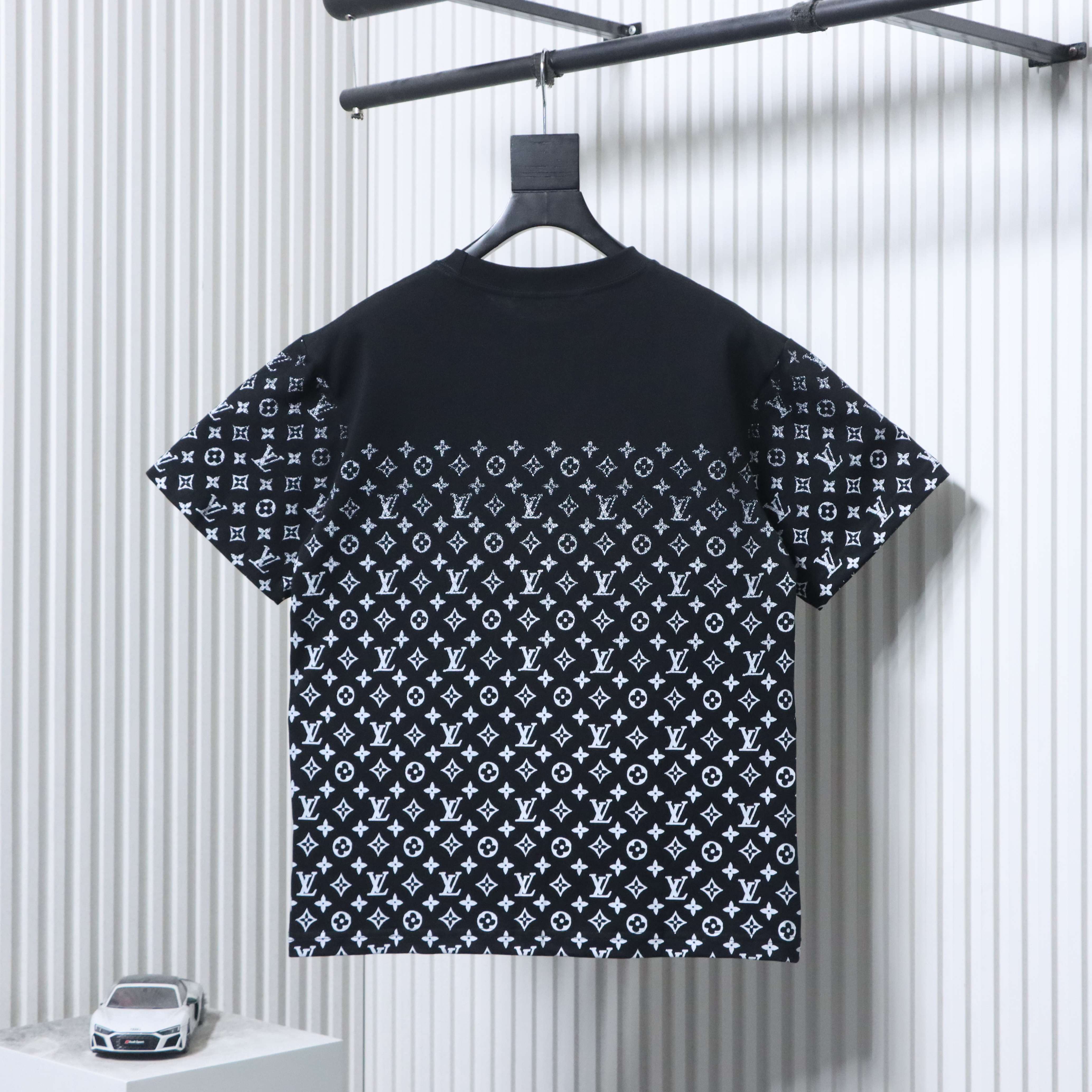 LOUIS VUITTON 24SS Monogram Print Gradient Logo Short Sleeve T-Shirt Style 2