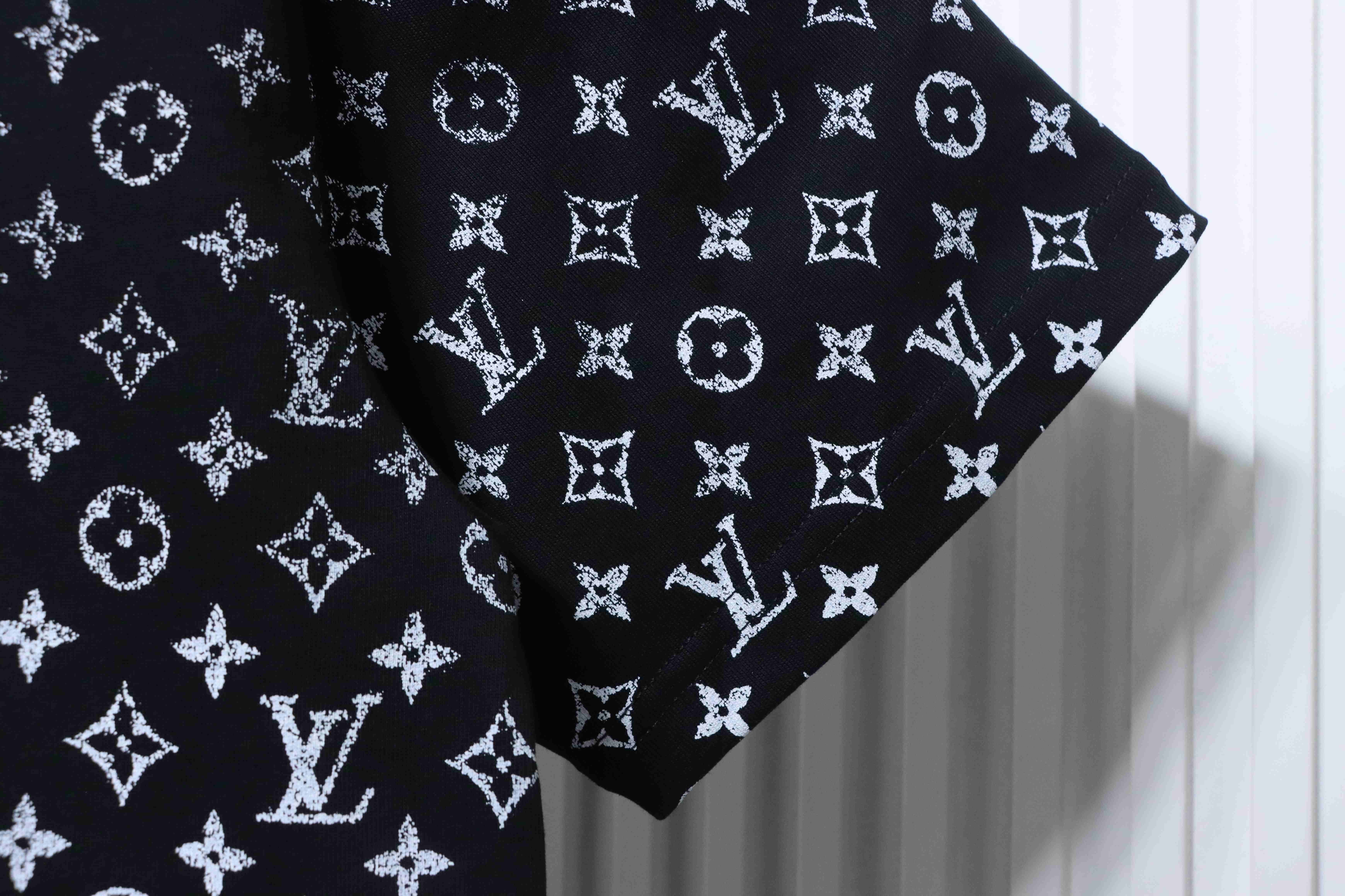 LOUIS VUITTON 24SS Monogram Print Gradient Logo Short Sleeve T-Shirt Style 2