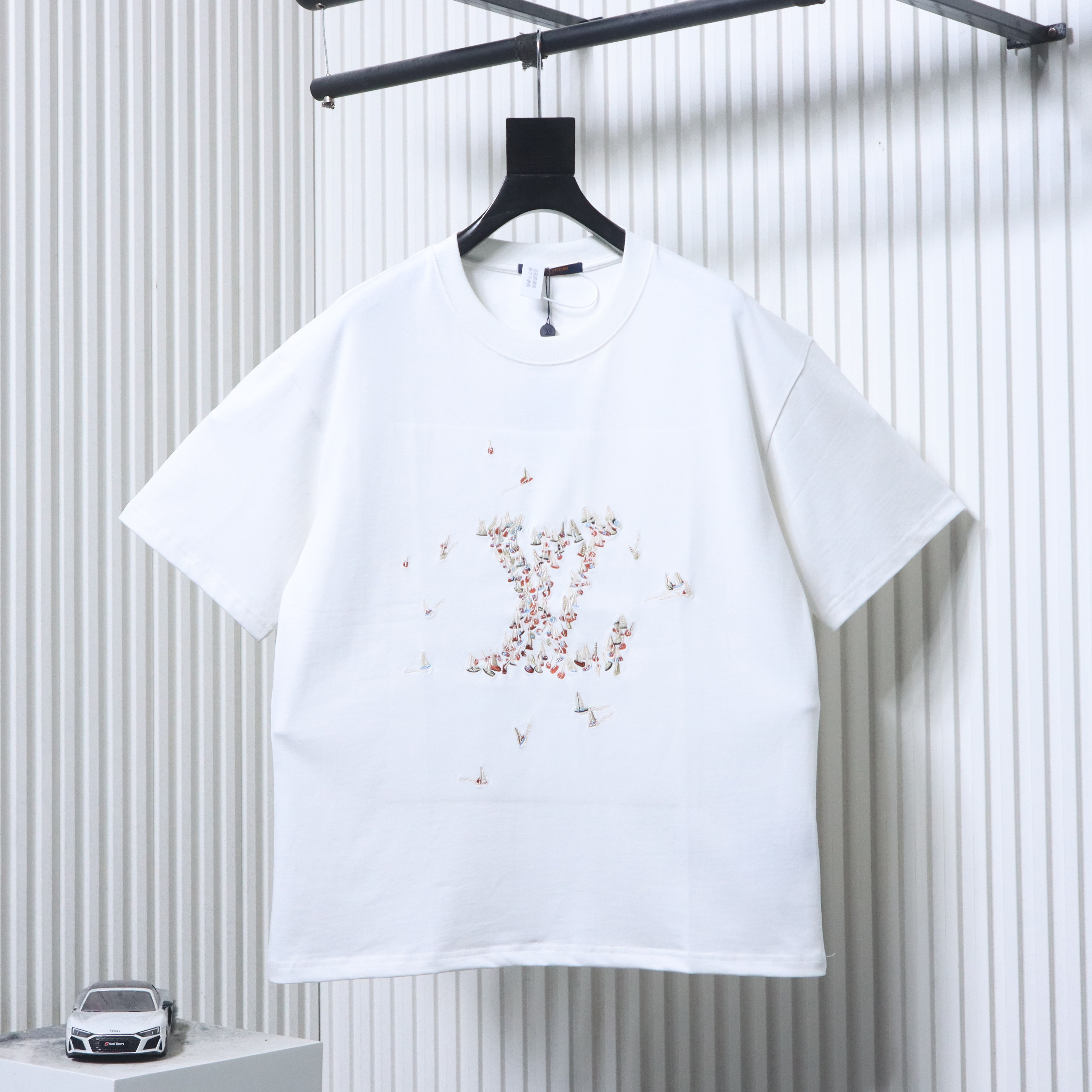 LOUIS VUITTON 26SS Sailing Logo Embroidery Logo Black Short Sleeve T-Shirt Style 2
