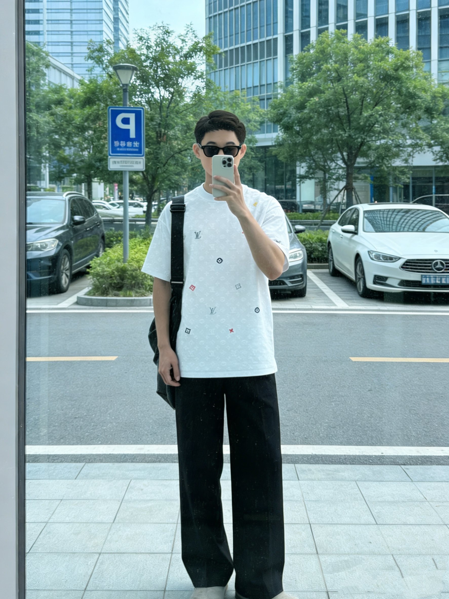LOUIS VUITTON Allover Print Monogram Embroidery Logo Short Sleeve T-Shirt Style 1