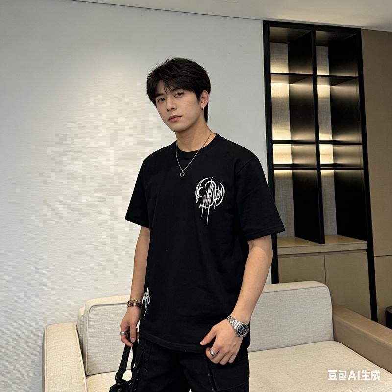 LOUIS VUITTON Clover Black White Short Sleeve T-Shirt Style 2