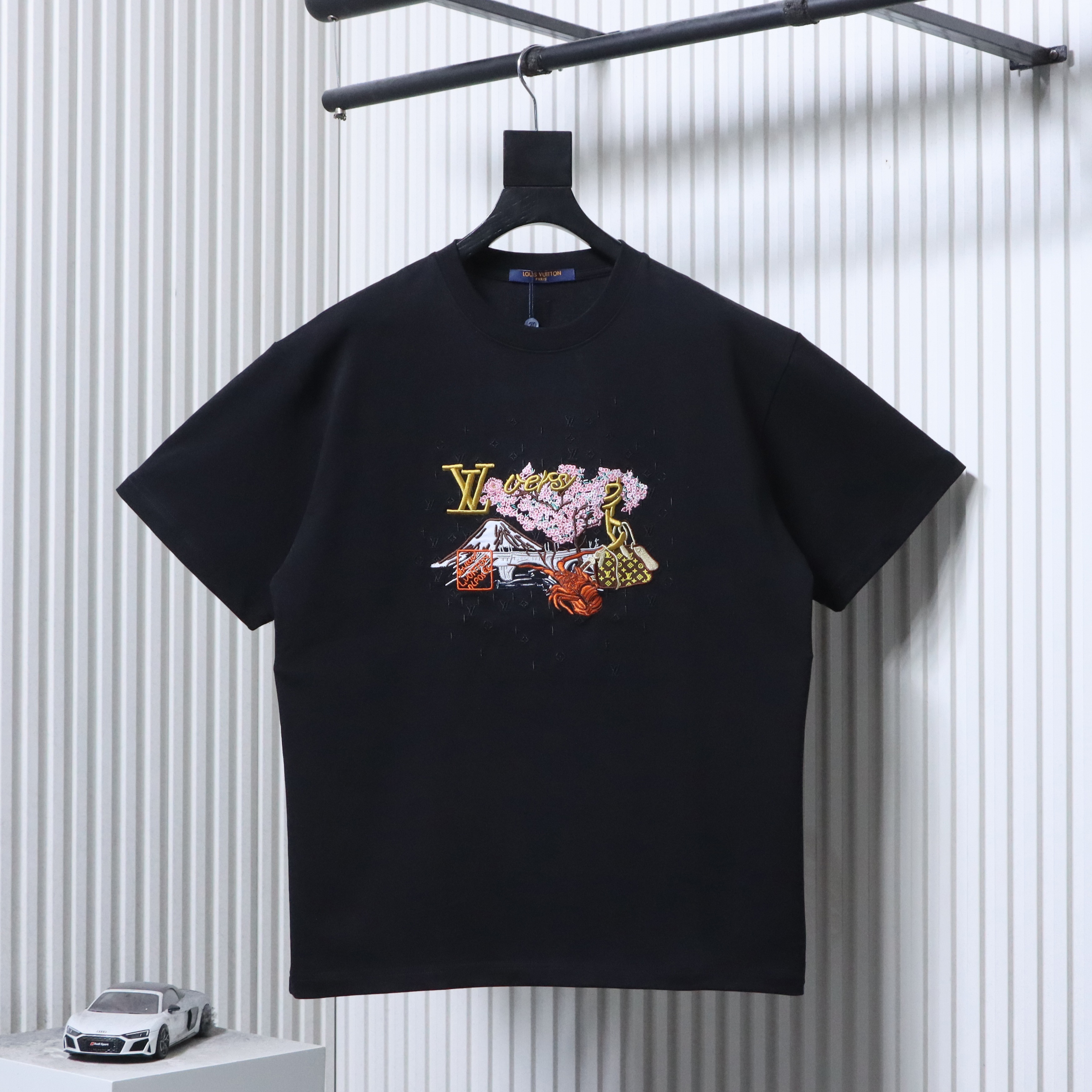 LOUIS VUITTON Cultural Landscape Pattern Embroidery Black White Short Sleeve T-Shirt