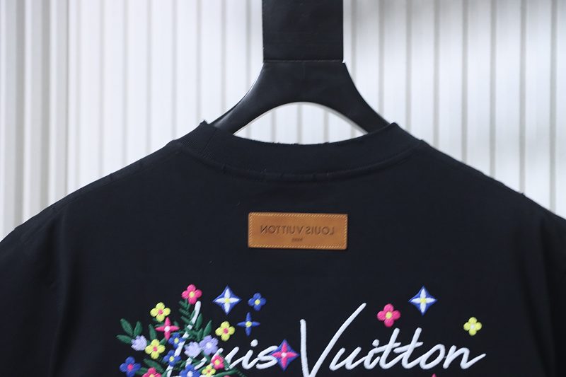 LOUIS VUITTON Embroidery Short Sleeve T-Shirt Style 1