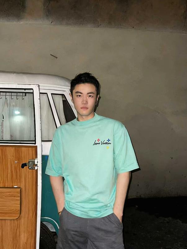 LOUIS VUITTON Embroidery Short Sleeve T-Shirt Style 3