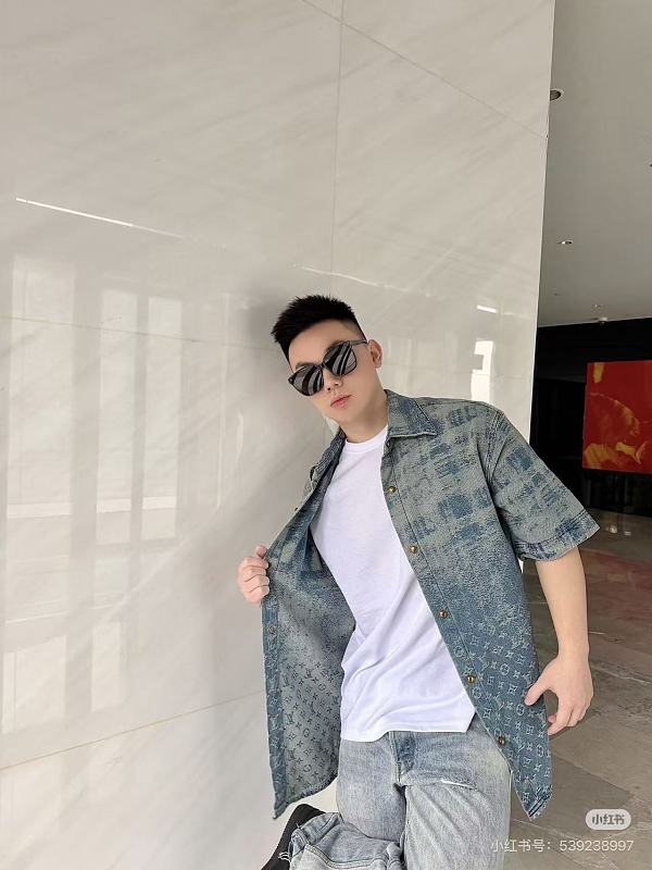 LOUIS VUITTON Gradient Denim Short Sleeve T-Shirt