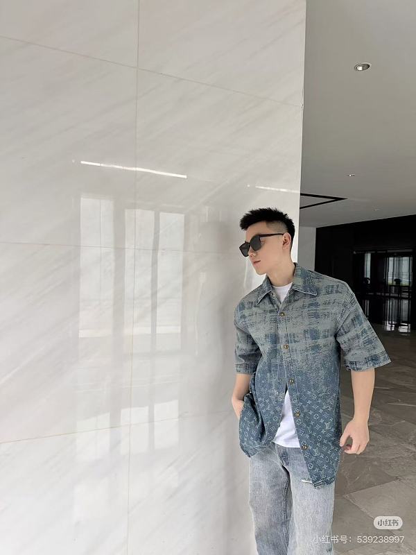 LOUIS VUITTON Gradient Denim Short Sleeve T-Shirt