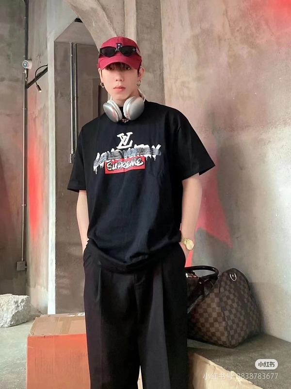 LOUIS VUITTON Graffiti Supreme Collaboration Print Logo Black Short Sleeve T-Shirt