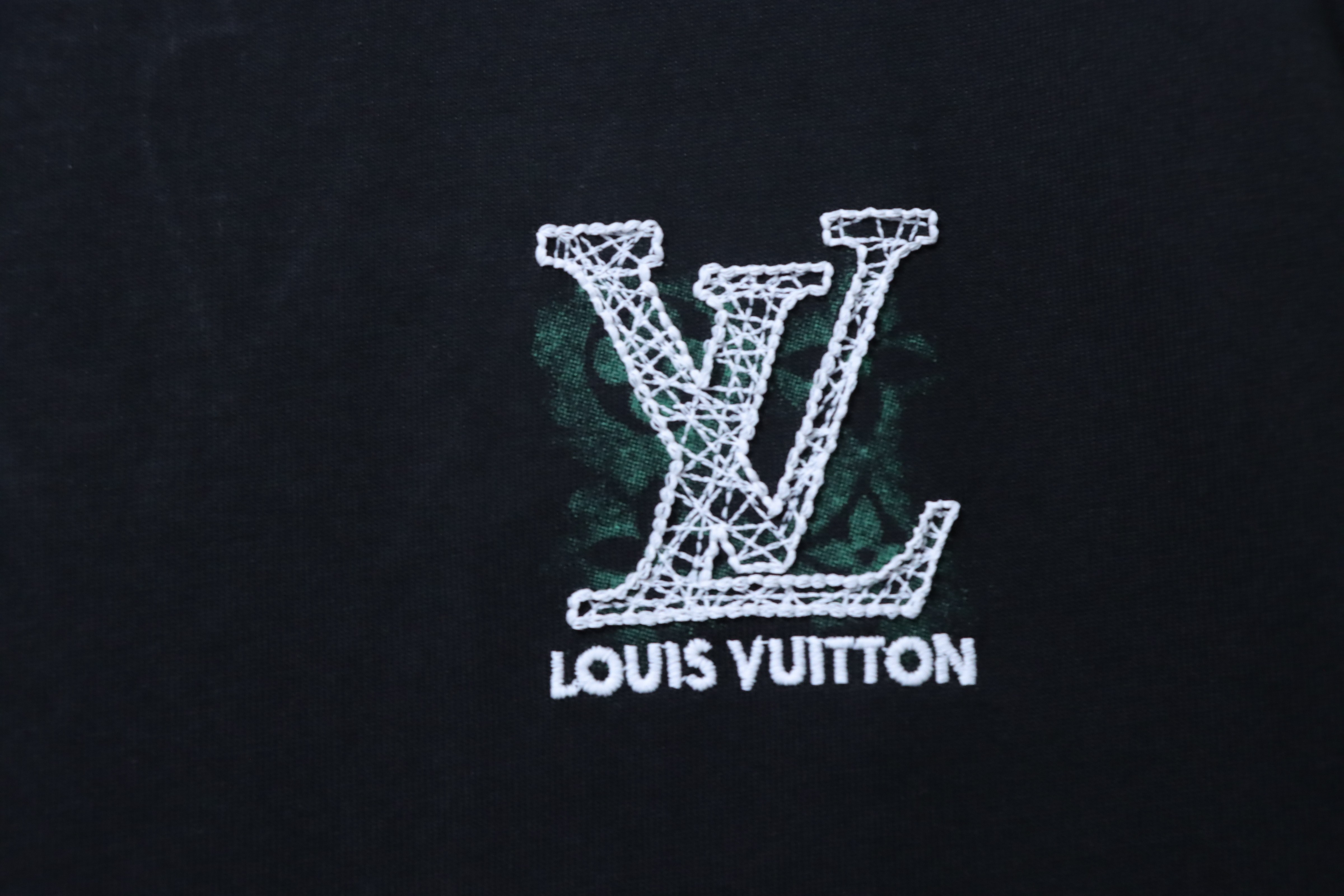 LOUIS VUITTON Monogram Embroidery Line Logo Short Sleeve T-Shirt Style 1