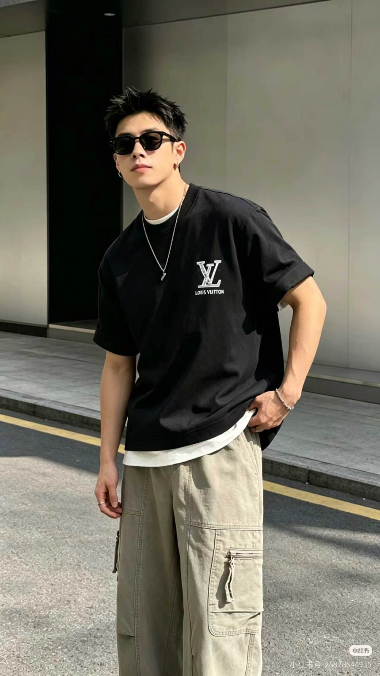 LOUIS VUITTON Monogram Embroidery Line Logo Short Sleeve T-Shirt Style 1