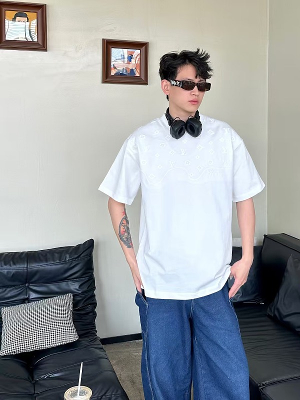 LOUIS VUITTON Tonal Pattern Partial Monogram Embroidery Logo Black White Short Sleeve T-Shirt Style 1