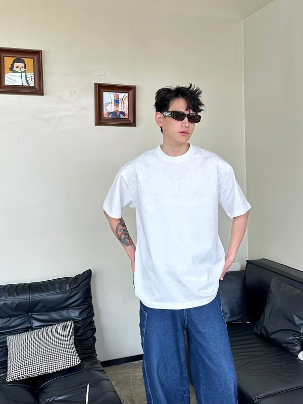 LOUIS VUITTON Tonal Pattern Partial Monogram Embroidery Logo Black White Short Sleeve T-Shirt Style 1