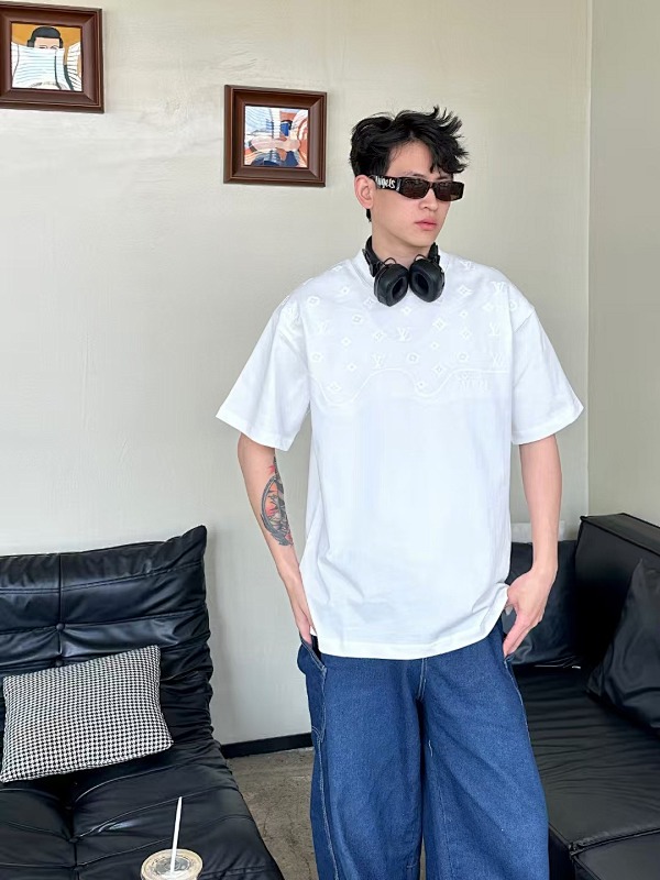 LOUIS VUITTON Tonal Pattern Partial Monogram Embroidery Logo Black White Short Sleeve T-Shirt Style 2
